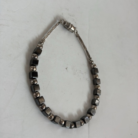 Bracelet alternating cubes hematite and silver beads with barrel clasp close - Picture 10 of 12